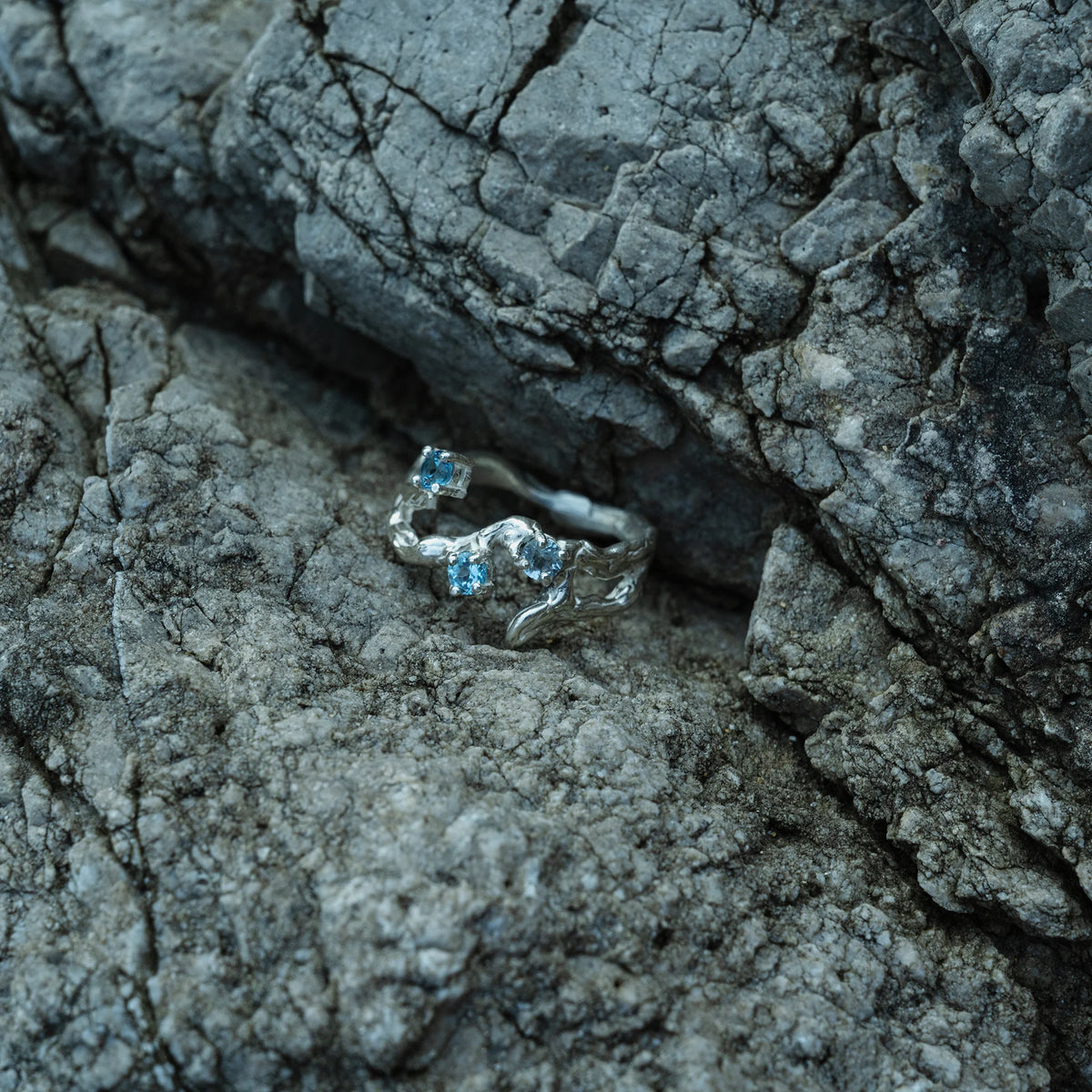 Anello Corrente in argento 925 con topazio azzurro posato tra le rocce, Collezione Marea GCenterprise