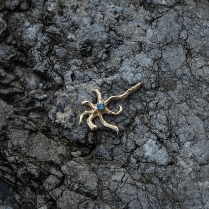 Pendente Nerea in bronzo con topazio blu london appoggiato su roccia, Collezione Marea GCenterprise